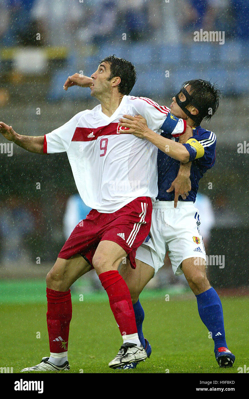 HAKAN SUKUR & MIYAMOTO JAPAN V TURKEY MIYAGI STADIUM MIYAGI JAPAN 18 June 2002 Stock Photo