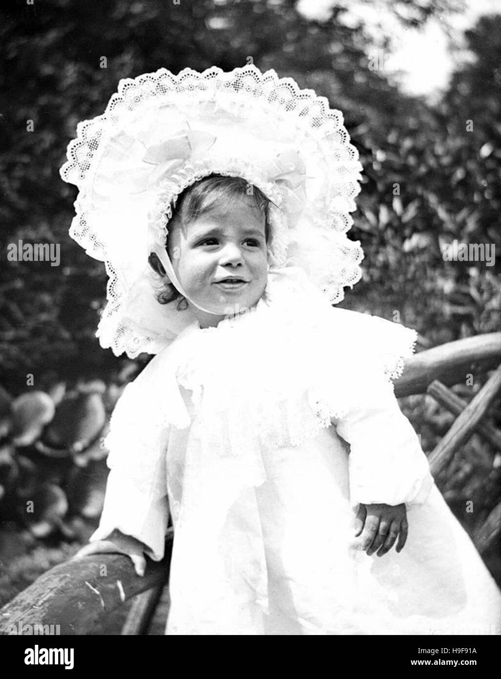 Young Edwardian girl wearing bonnet hat 1906 Stock Photo