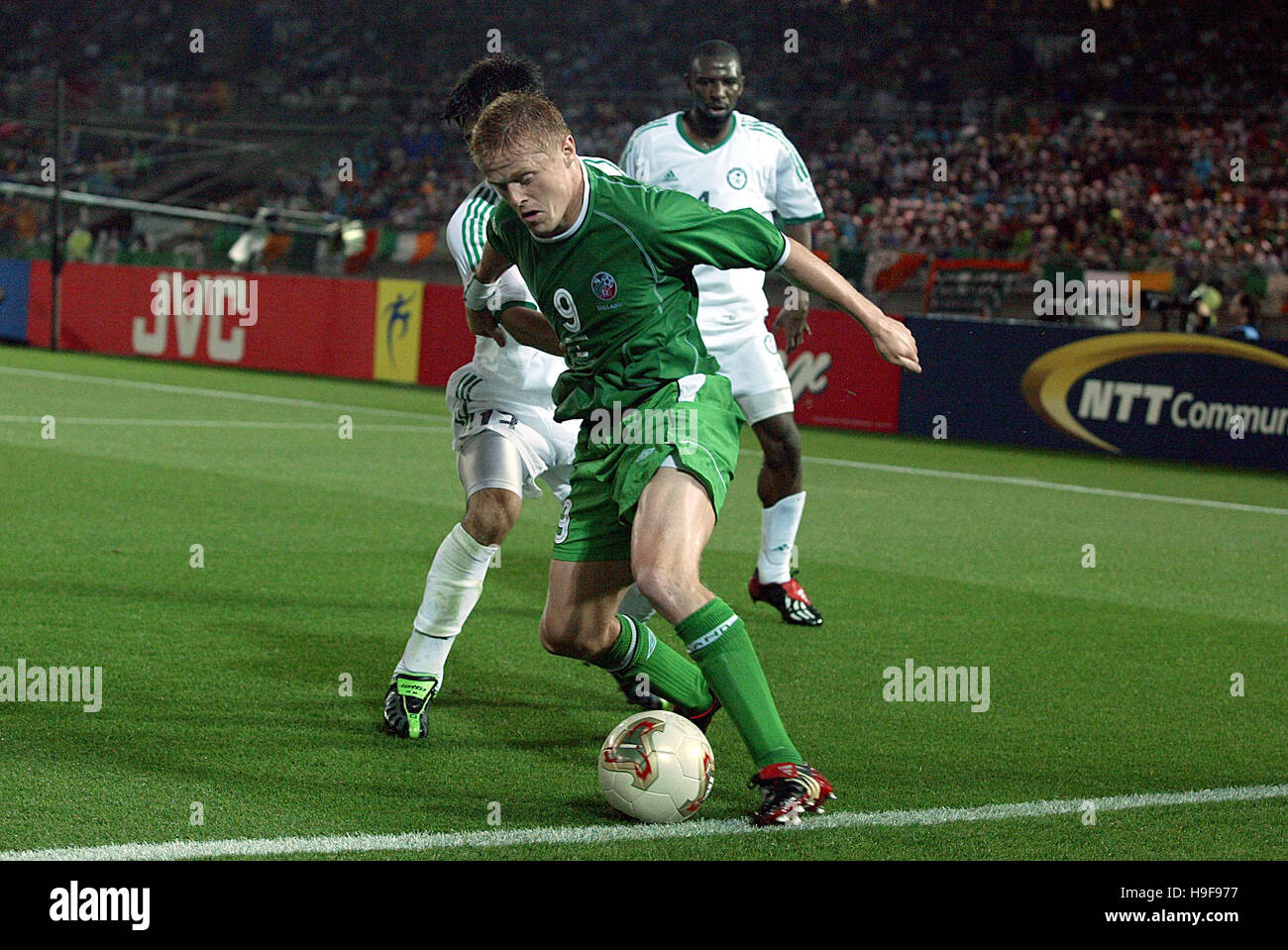 DAMIEN DUFF & HUSSEIN SULIMANI SAUDI ARABIA V IRELAND INTERNATIONAL STADIUM YOKOHAMA JAPAN 11 June 2002 Stock Photo
