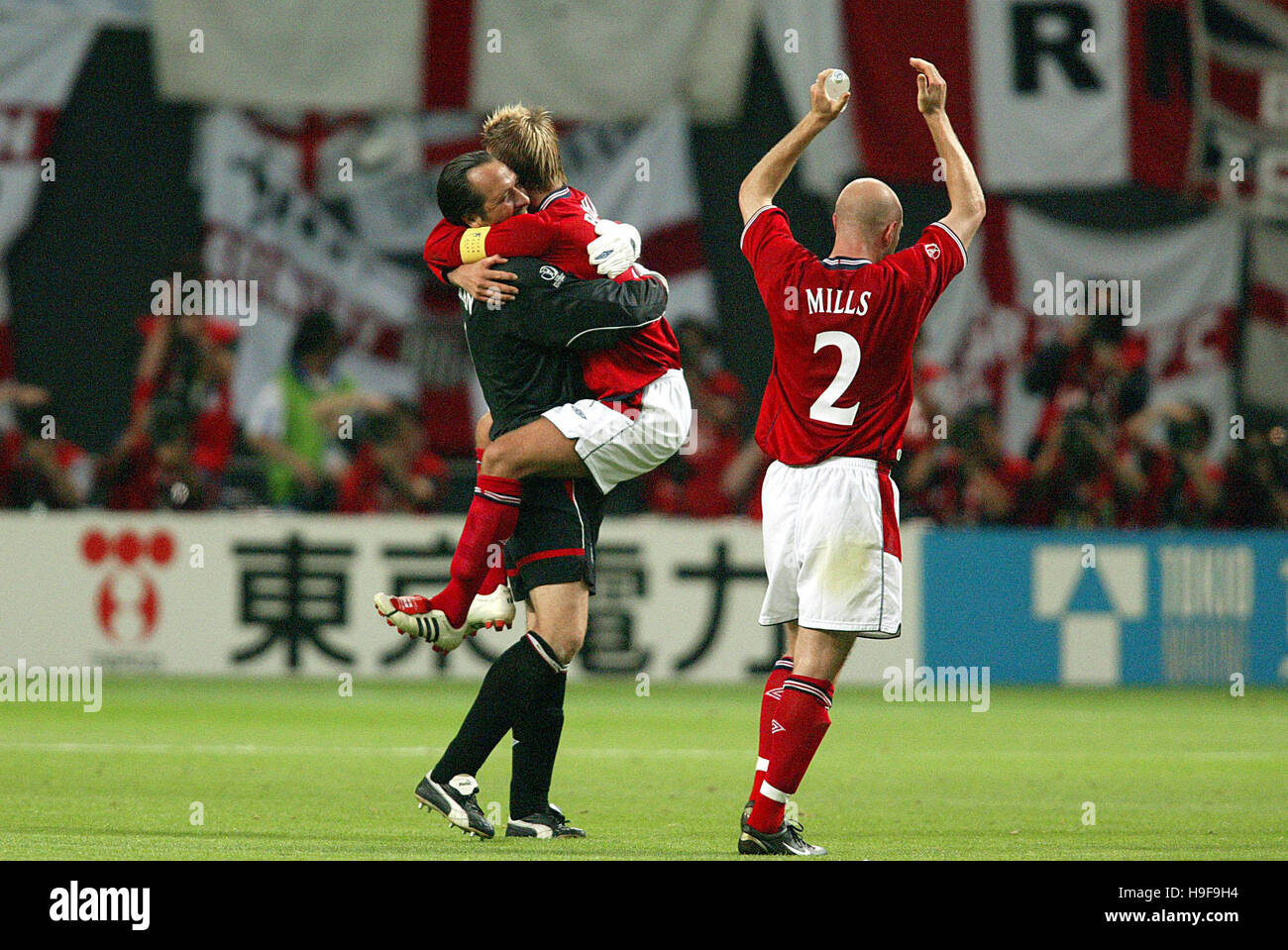DAVID SEAMAN & DAVID BECKHAM ENGLAND V ARGENTINA SAPPORO DOME SAPPORO JAPAN 07 June 2002 Stock Photo