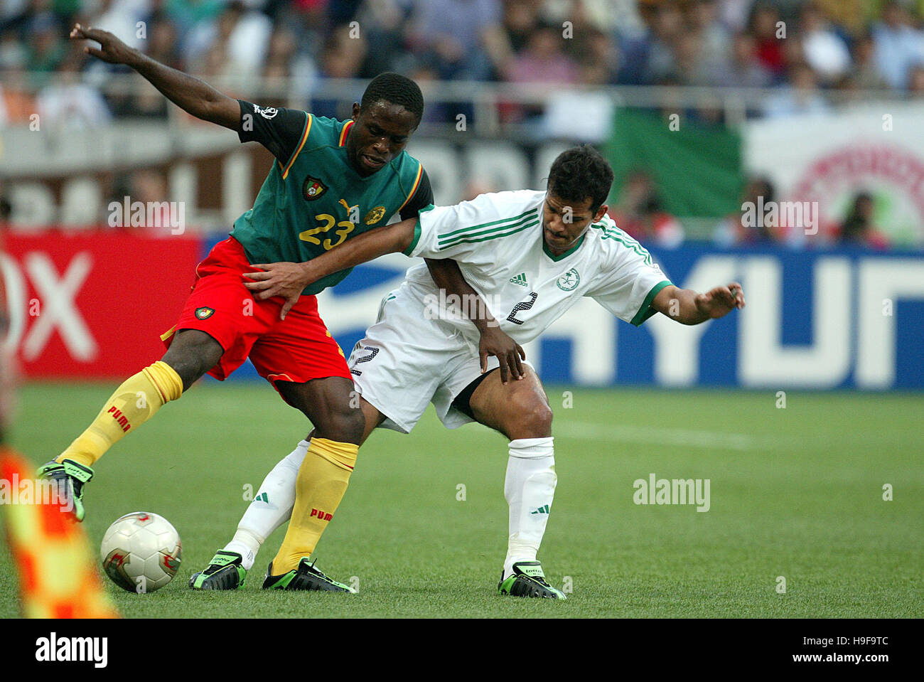DANIEL NGOM KOME & AL JAHANI CAMEROON V SAUDI ARABIA SAITAMA STADIUM SAITAMA JAPAN 06 June 2002 Stock Photo