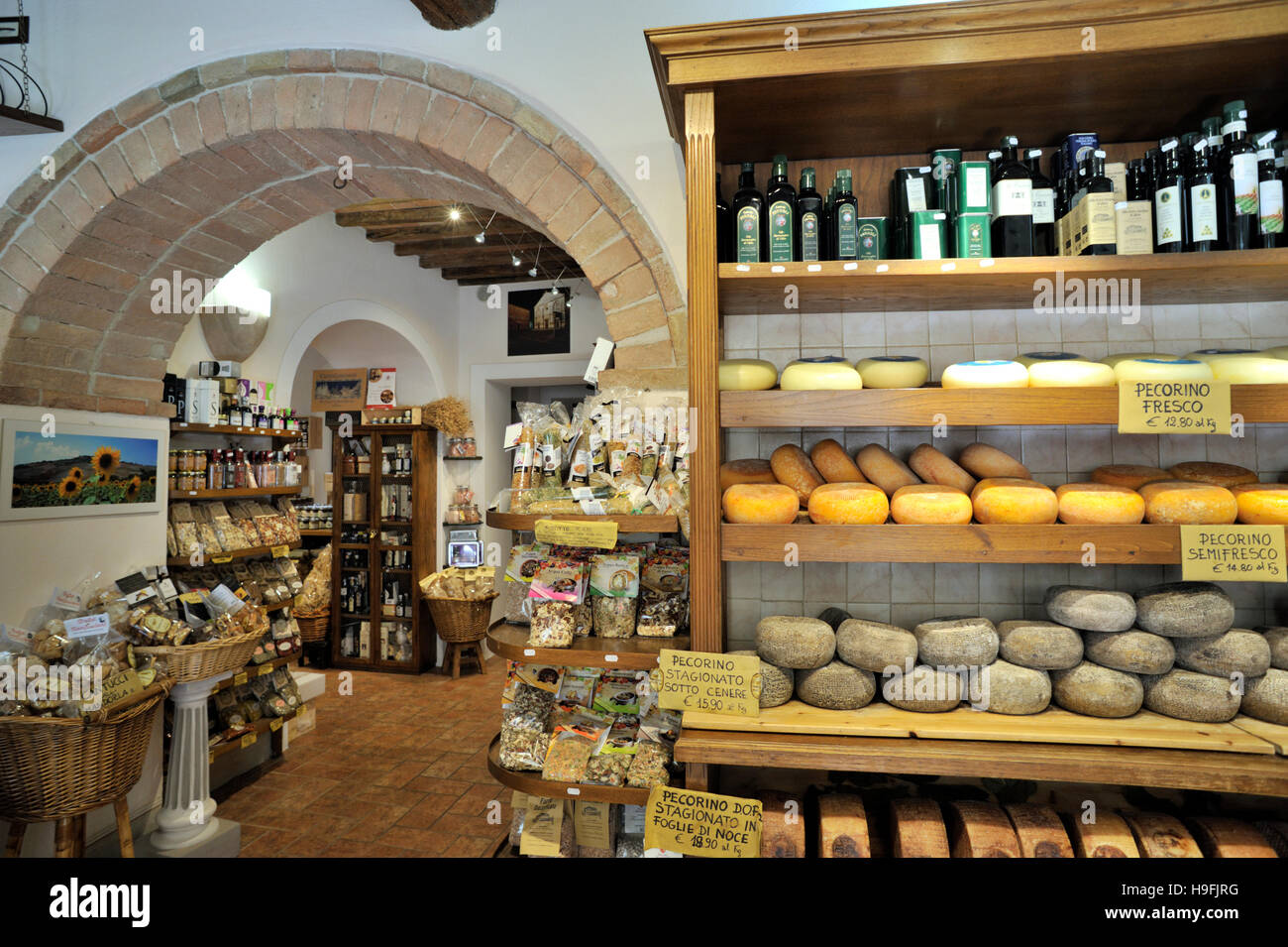 italy, tuscany, pienza, cheese shop Stock Photo Alamy