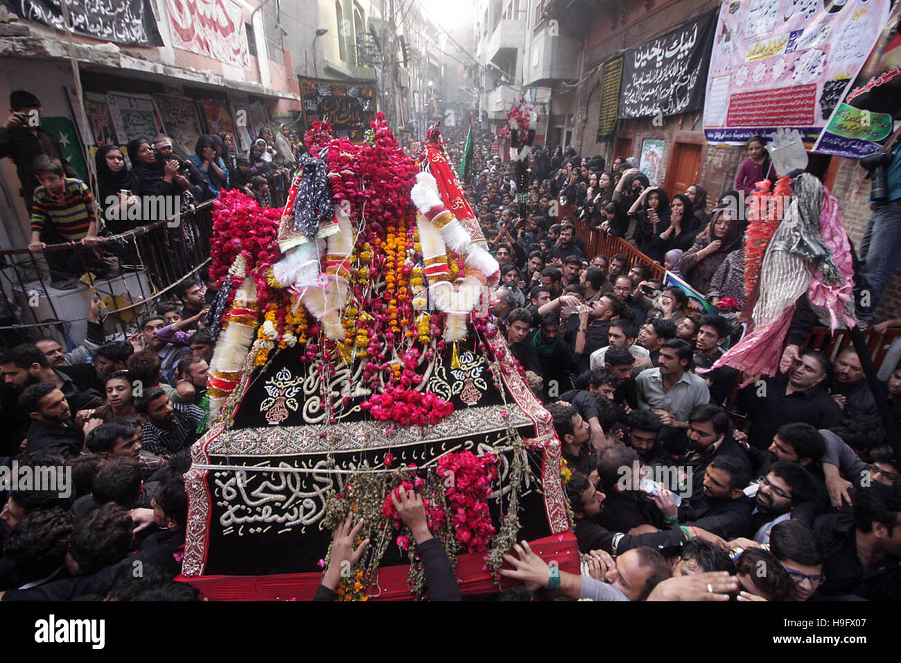 Lahore, Pakistan. 21st Nov, 2016. Pakistani Shiite Muslims attend a ...