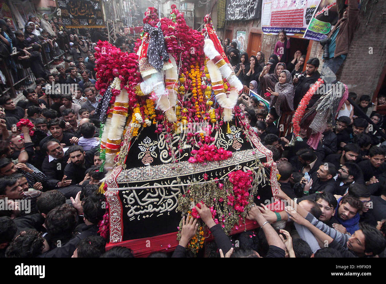 Lahore, Pakistan. 21st Nov, 2016. Pakistani Shiite Muslims attend a ...