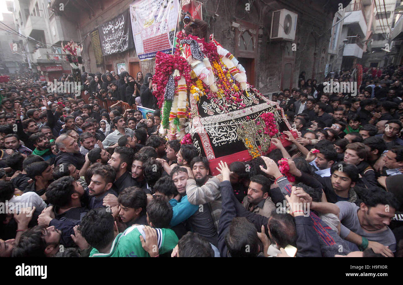 Lahore, Pakistan. 21st Nov, 2016. Pakistani Shiite Muslims attend a ...