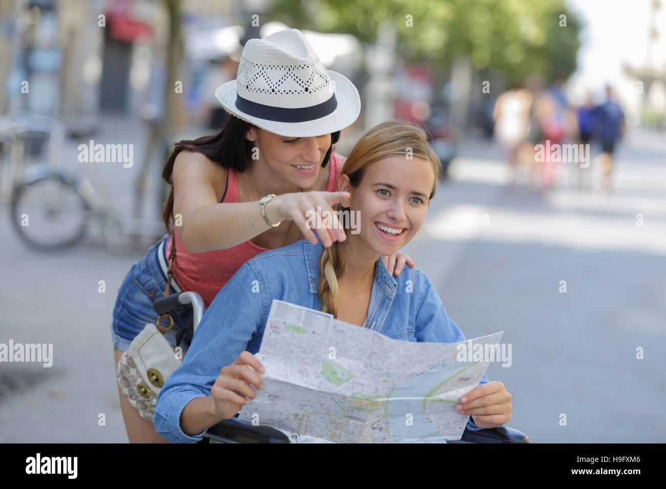 Помощь иностранцу. Поддержка мигрантов. Учеба в университете. Помощь иностранцу. Медицинская помощь мигрантам.