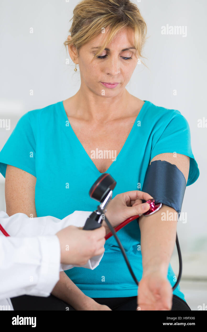 doctor measuring the blood pressure of the patient Stock Photo - Alamy
