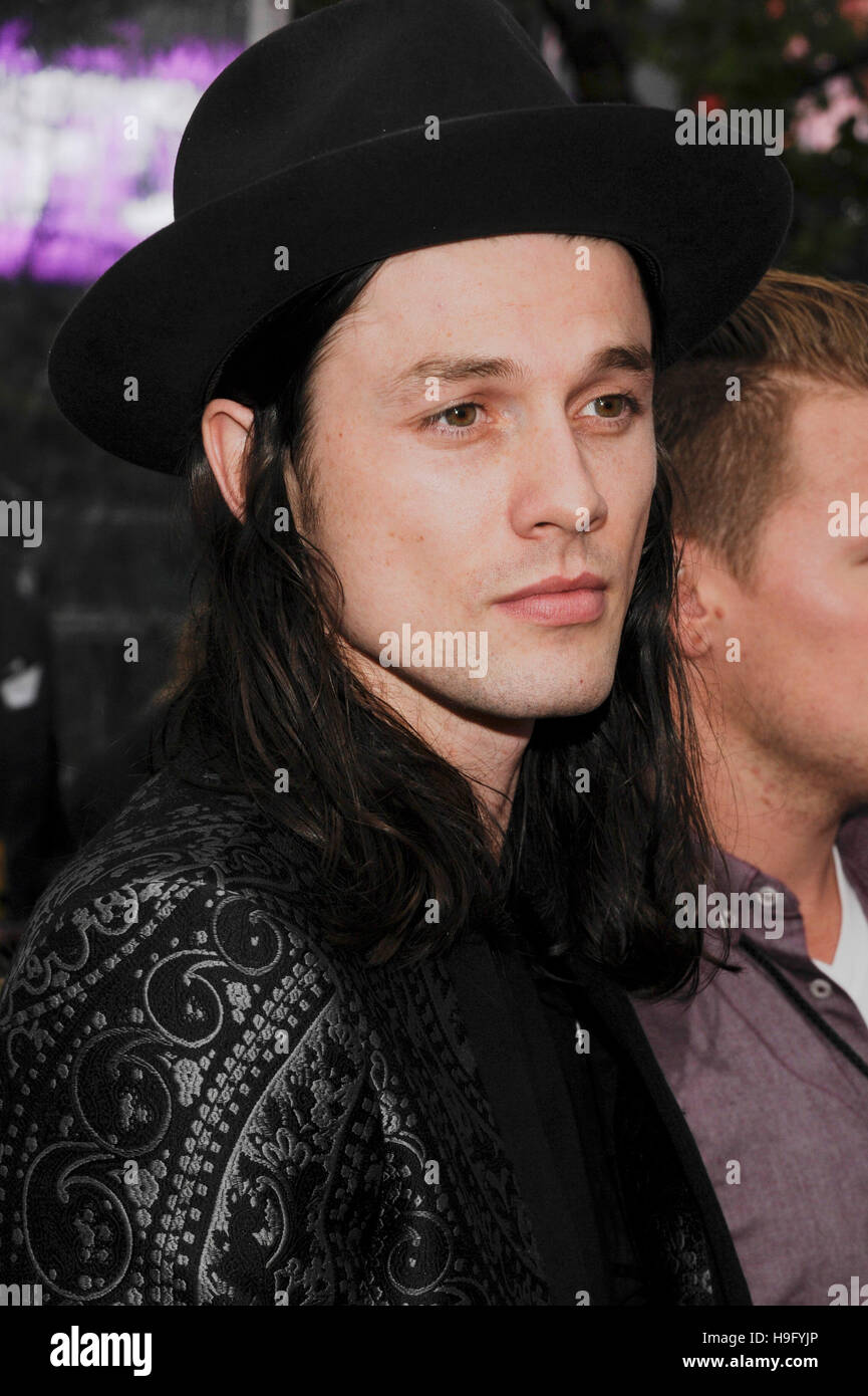 James Bay arrives at the 2016 American Music Awards at Microsoft