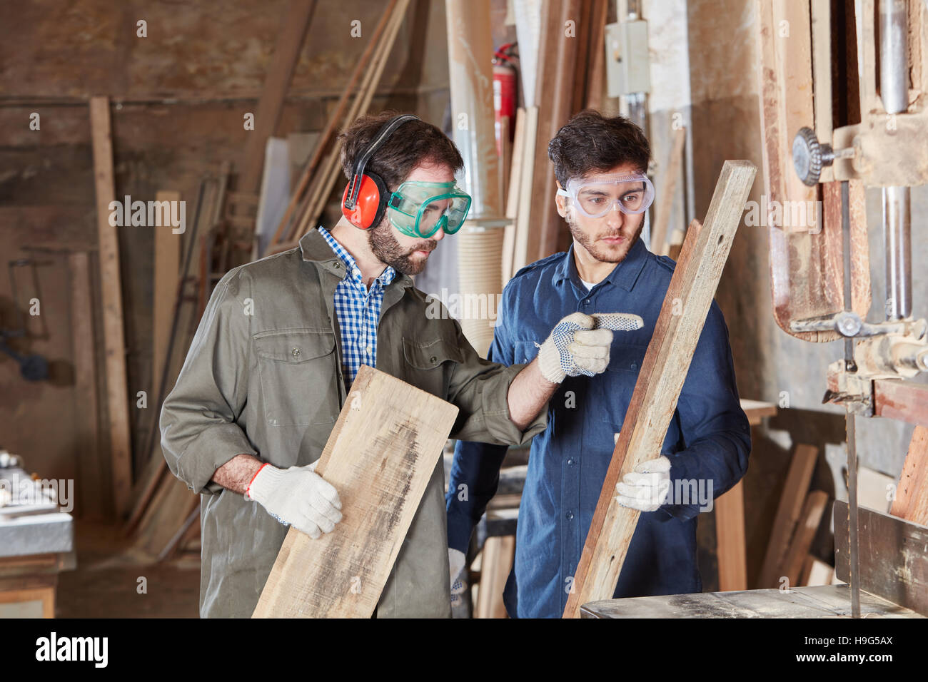 Carpentry Apprenticeship Lesson At Workshop Stock Photo - Alamy