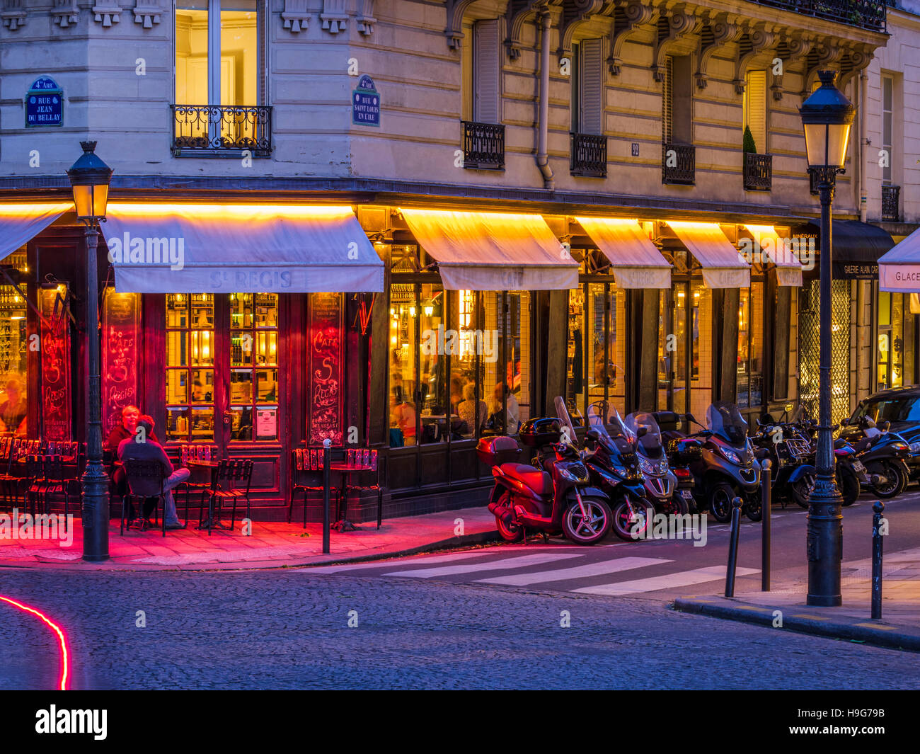 Outdoor restaurant seating in Paris, France Stock Photo Alamy