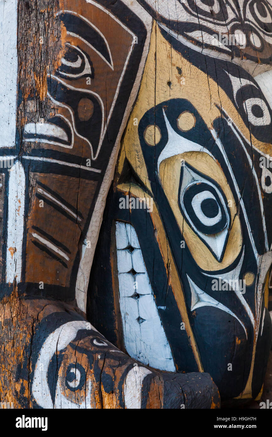 Wooden totem pole hi-res stock photography and images - Alamy