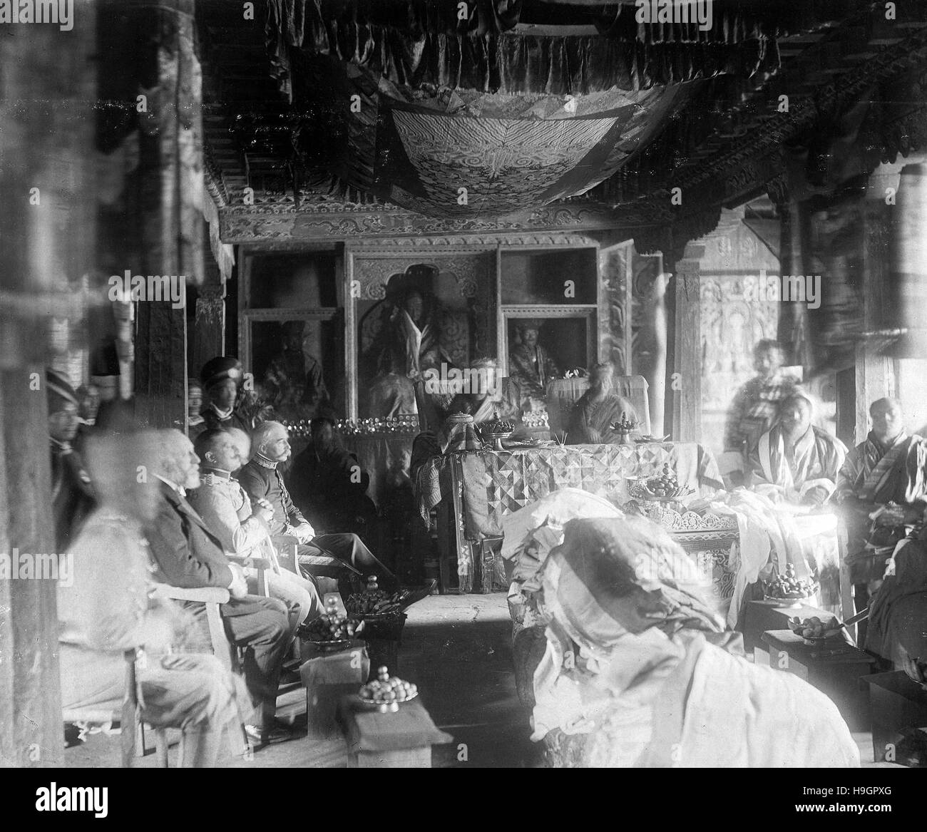 BHUTAN KING UGYEN WANGCHUCK (1862-1926) receiving the Order of Knight Commander of the Order of the British Empire from British officials at Punakha Dzong in January 1905. John Claude White fourth from left with prominent moustache also took the photo by a time lapse. Photo: British Library Stock Photo
