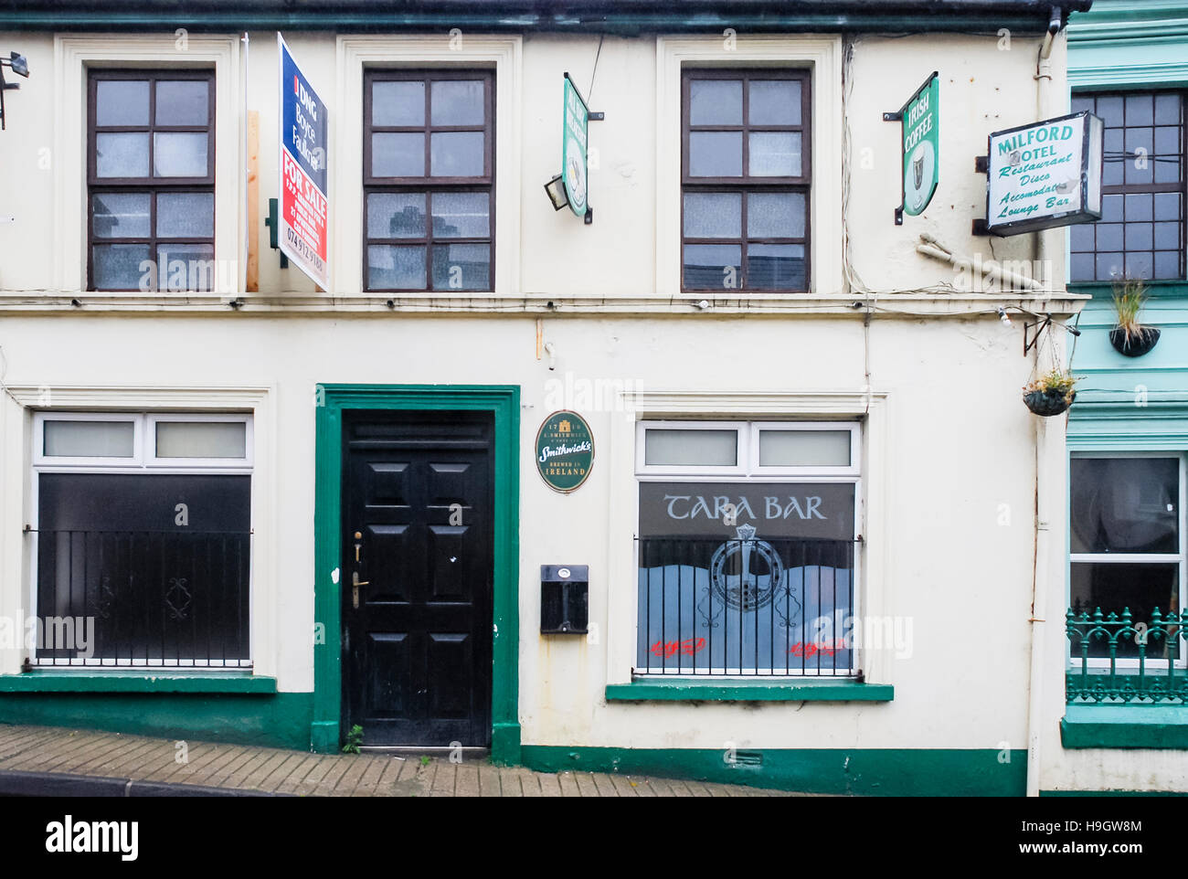 Permanently closed sign hires stock photography and images Alamy