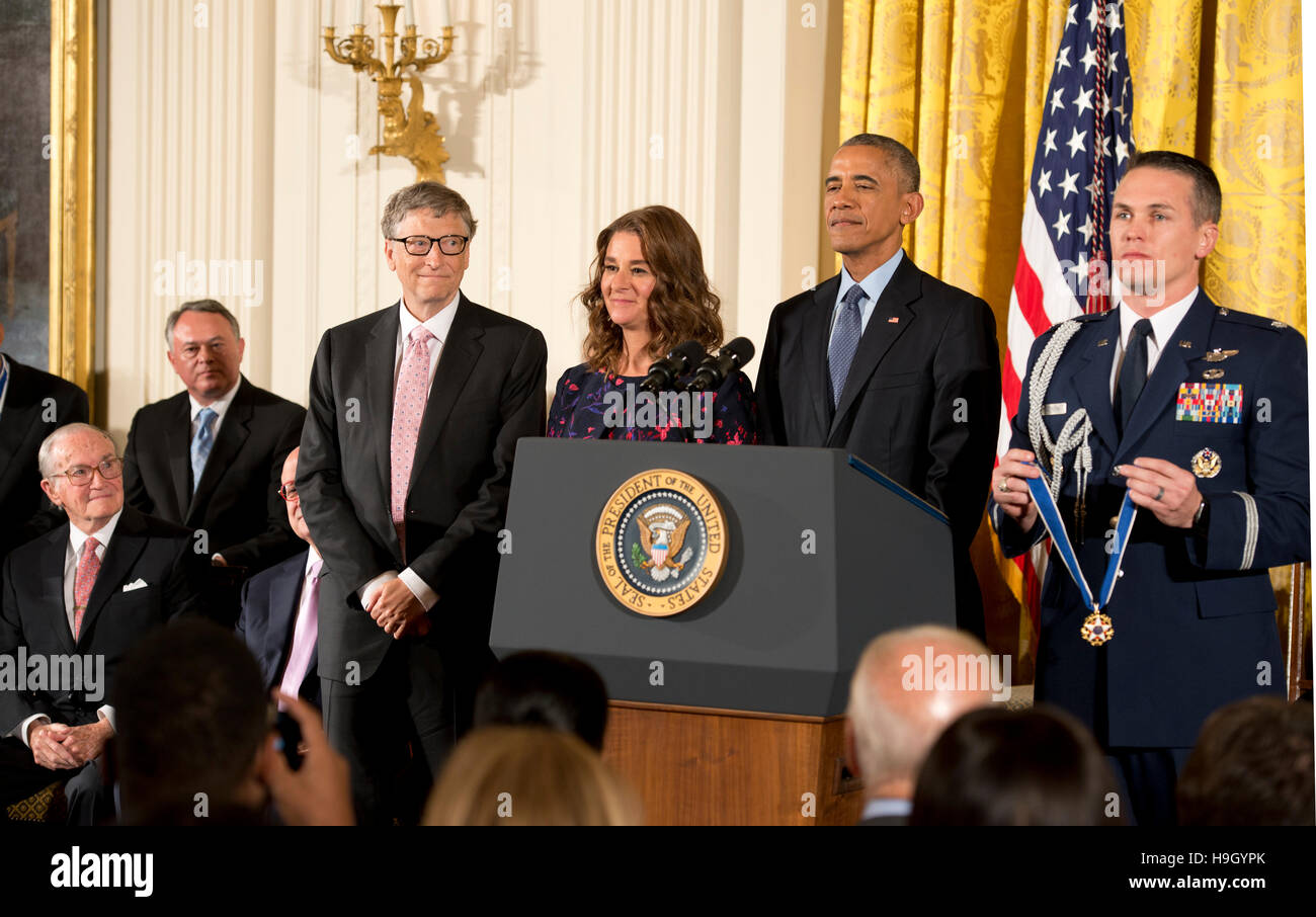 Washington, USA. 22nd Nov, 2016.  President Barack Obama awards the Medal of Freedom to Bill and Melinda Gates at the White House . Credit:  Patsy Lynch/Alamy Live News Stock Photo