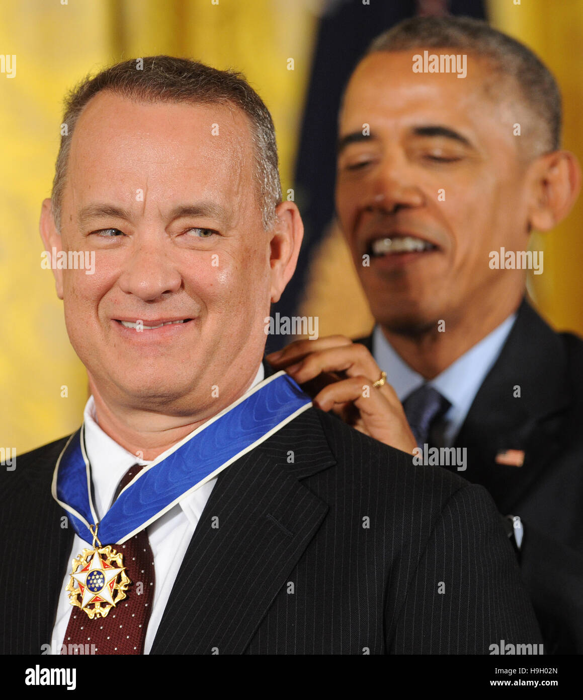 Washington, United States. 22nd Nov, 2016. U.S. President Barack Obama  presents the Presidential Medal of Freedom to Tom Hanks in a ceremony in  the East Room of the White House on November