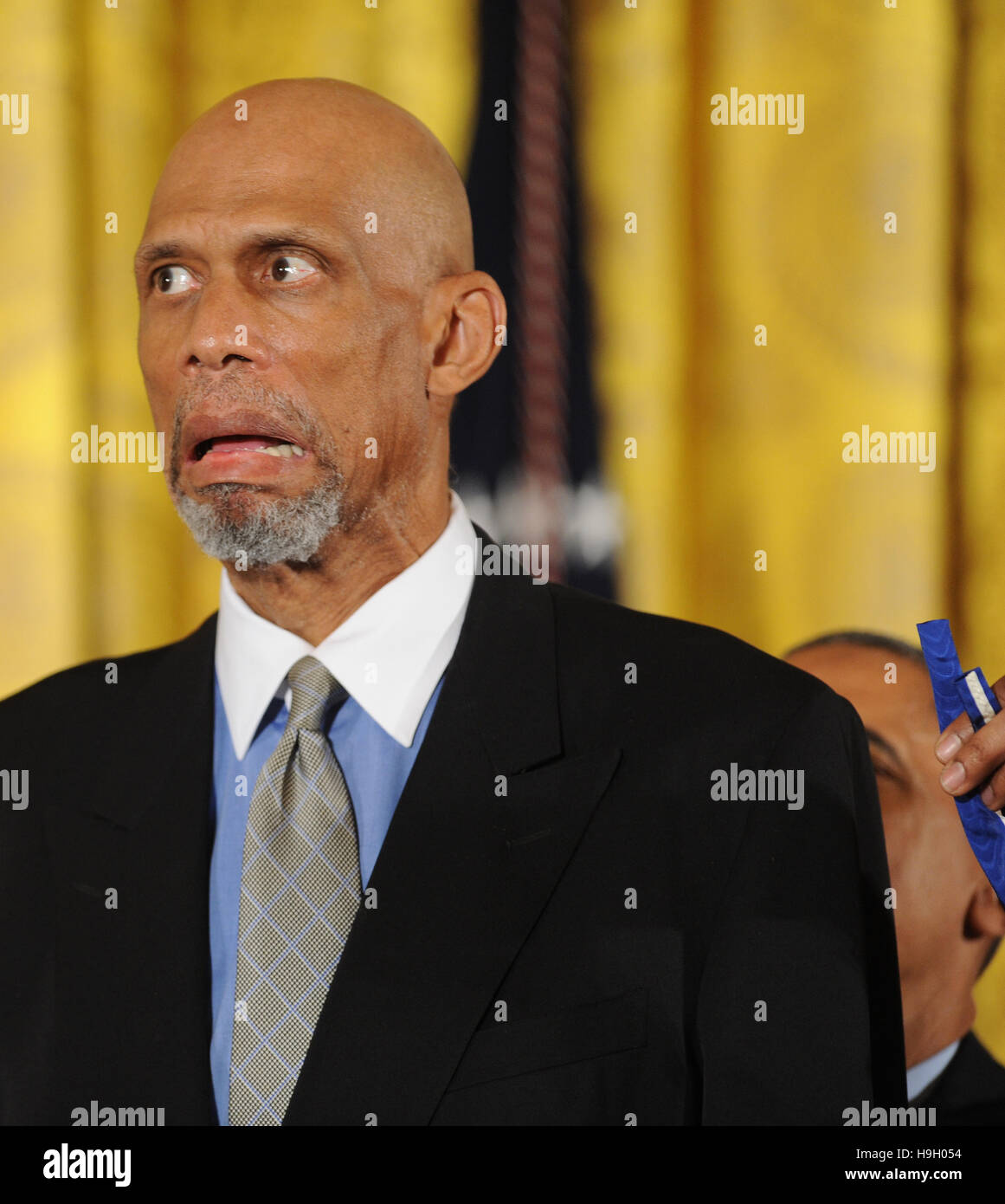 Washington, United States. 22nd Nov, 2016.  Kareem Abdul-Jabbar reacts as U.S. President Barack Obama reaches up to present him with the Presidential Medal of Freedom in a ceremony in the East Room of the White House on November 22, 2016. The Presidential Medal of Freedom is the highest honor for civilians in the United States. Credit:  Paul Hennessy/Alamy Live News Stock Photo