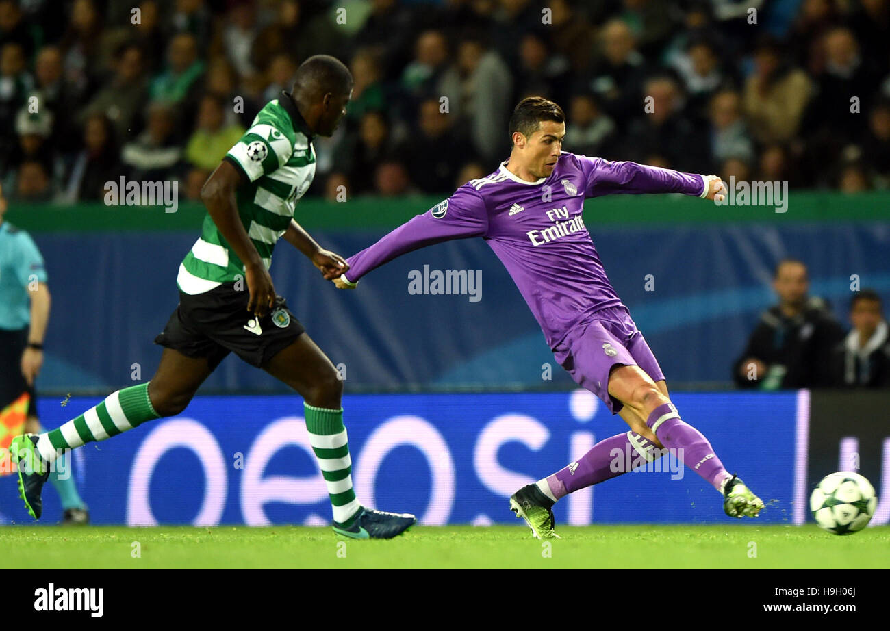Lisbon, Portugal. 22nd Nov, 2016. Real Madrid's Cristiano Ronaldo(R) vies with Sporting CP's William Carvalho during the UEFA Champions League Group F soccer match between Sporting CP and Real Madrid CF at Alvalade stadium in Lisbon, Portugal, Nov. 22, 2016. Real Madrid won 2-1. Credit:  Zhang Liyun/Xinhua/Alamy Live News Stock Photo