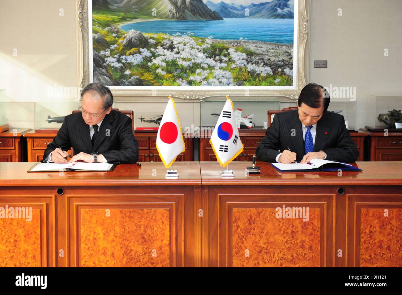 Seoul, South Korea. 23rd Nov, 2016. South Korean Defense Minister Han Min-koo (R) and Japanese Ambassador to South Korea Yasumasa Nagamine sign the General Security of the Military Information Agreement (GSOMIA) in Seoul, South Korea, Nov. 23, 2016. South Korea and Japan on Wednesday signed a military intelligence pact despite public and parliamentary opposition. © Xinhua/Alamy Live News Stock Photo