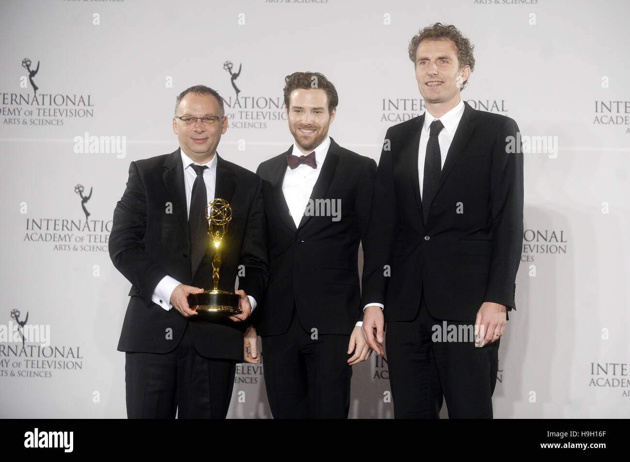 New York City. 21st Nov, 2016. Derek Wax, Ben Rappaport and Euros Lyn pose with the TV Movie/Mini-Series award in the press room during the 44th International Emmy Awards at New York Hilton on November 21, 2016 in New York City. | Verwendung weltweit © dpa/Alamy Live News Stock Photo