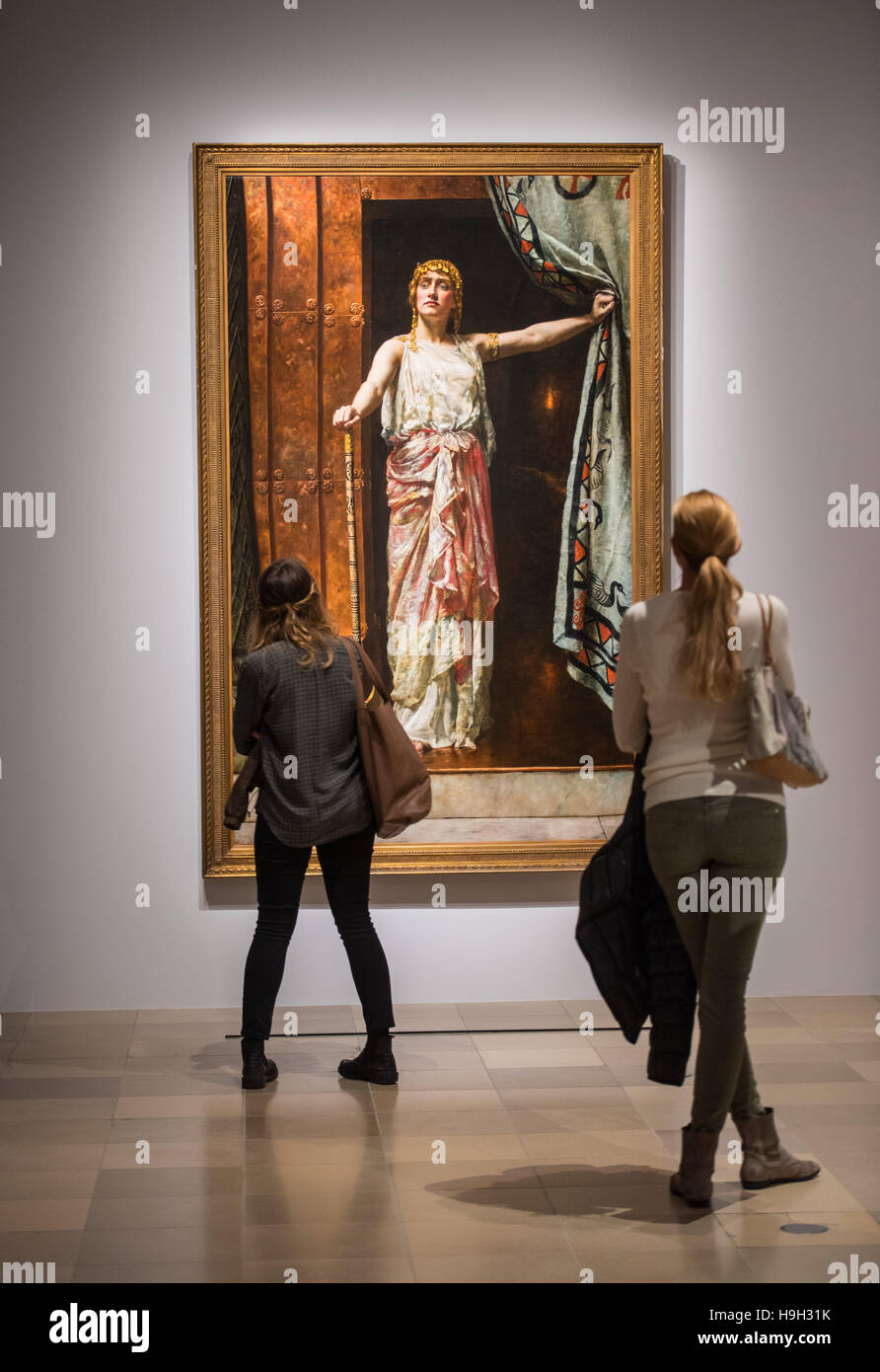 Two visitors look at the painting Clytemnestra (1852, John Collier) at the Staedel Museum in Frankfurt am Main, Germany, 23 November 2016. The art exhibition Geschlechterkampf. Franz von Stuck bis Frida KahLo (lit. Battle of the Sexes. Franz von Stuck to Frida Kahlo) runs at the Staedel Museum from 24.11.2016 - 19.3.2017 and deals with masculine and feminine identities from the mid-19th century until the end of WWII. Photo: Andreas Arnold/dpa Stock Photo