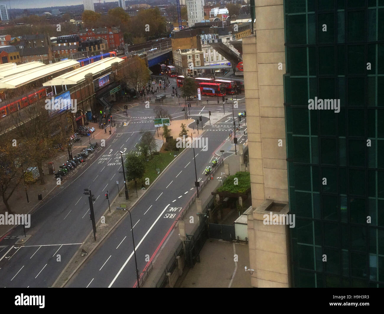 Vauxhall, London, UK. 23rd Nov, 2016. Suspicious package close roads around MI6. Roads in and around MI6 building in Vauxhall closed as further investigation going on. Credit:  Chandra Prasad/Alamy Live News Stock Photo