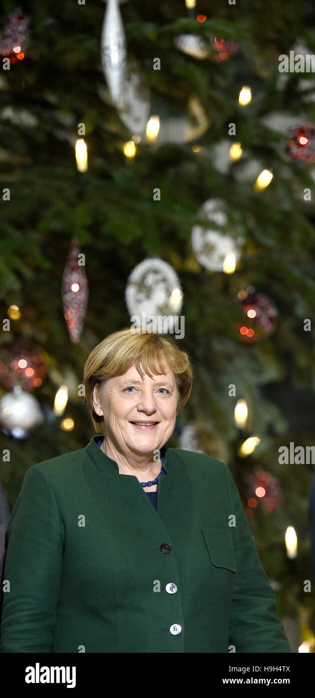 Berlin, Germany. 23rd Nov, 2016. German Federal Chancellor Angela Merkel receives the Nordmann Christmas tree from the estate Dobersdorf in the district Ploen for the Southern stairs in Berlin, Germany, 23 November 2016. Photo: Rainer Jensen/dpa/Alamy Live News Stock Photo
