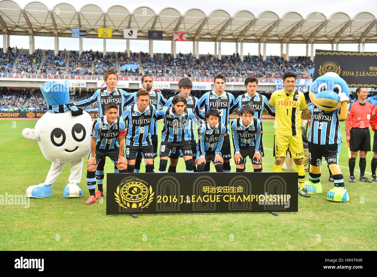 Kanagawa, Japan. 23rd Nov, 2016. Kawasaki Frontale team group line-up Football/Soccer : Kawasaki Frontale players (Top row - L to R) Ko Itakura, Eduardo Neto, Shintaro Kurumaya, Eduardo, Shogo Taniguchi, Jung Sung-Ryong, (Bottom row - L to R) Yoshito Okubo, Yusuke Tasaka, Elsinho, Tatsuya Hasegawa and Koji Miyoshi pose for a team photo with the club mascots 'Fron-ta'(R) and 'Cabrera'(L) before the 2016 J.League Championship Semi-final match between Kawasaki Frontale 0-1 Kashima Antlers at Todoroki Stadium in Kanagawa, Japan . © AFLO/Alamy Live News Stock Photo