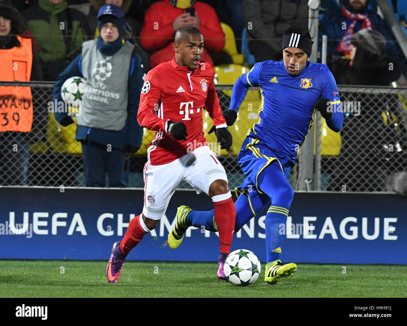 Rostov-on-Don, Russia. 23rd Nov, 2016. Douglas Costa (L) from FC Bayern Munich and Christian Noboa from FC Rostov vie for the ball during the Champions League soccer match between FC Rostov and FC Bayern Munich in the Olimp-2 Stadium in Rostov-on-Don, Russia, 23 November 2016. Photo: Peter Kneffel/dpa/Alamy Live News Stock Photo