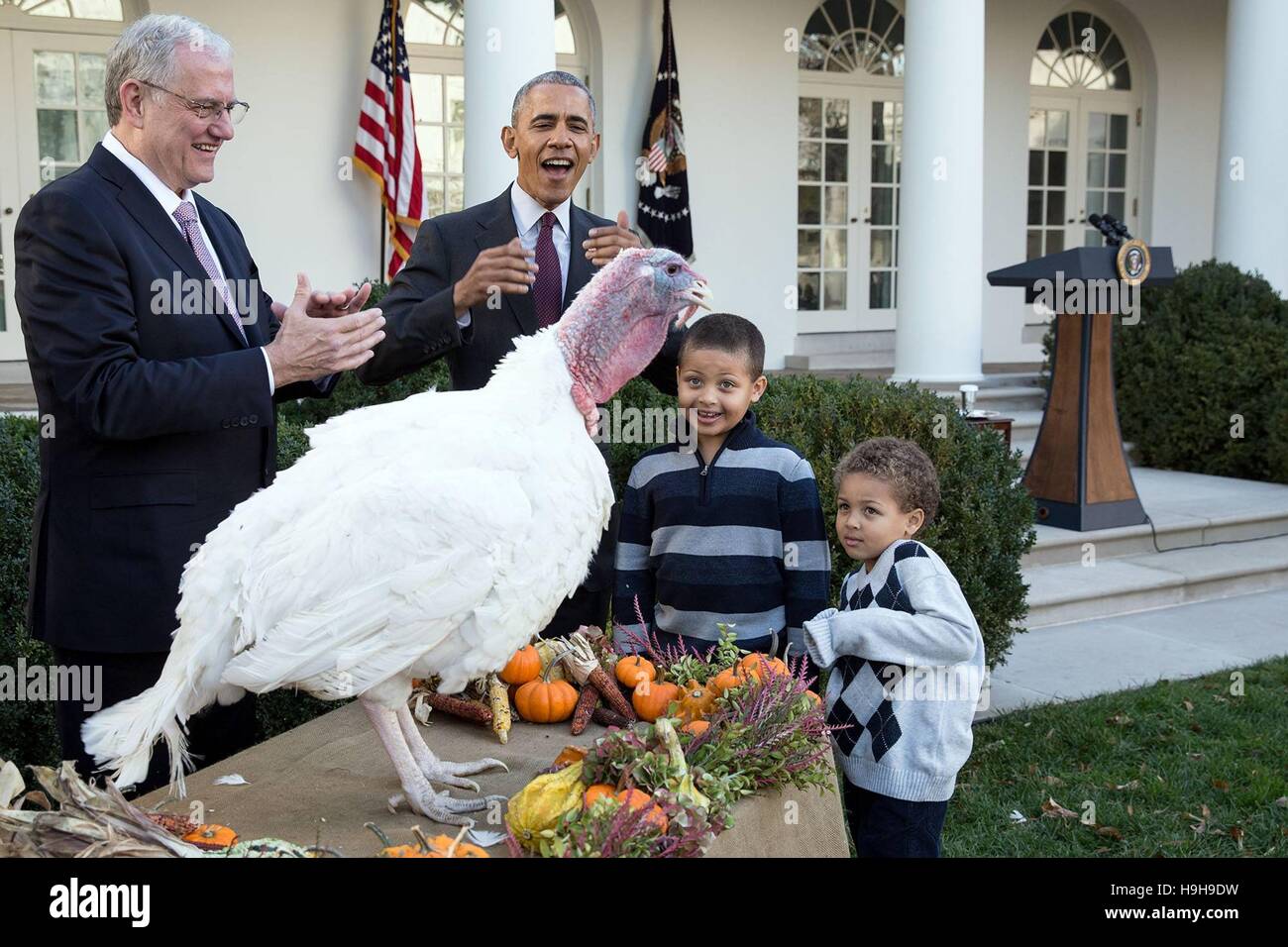 Washington DC, USA. 23rd November, 2016. U.S President Barack Obama with his nephews Aaron Robinson and Austin Robinson, and National Turkey Federation Chairman John Reicks during the annual Turkey presentation in the Rose Garden of the White House November 23, 2016 in Washington, DC. President Obama pardoned turkeys named Tater and Tot for the last time as he prepares to leave office after 8-years. Credit:  Planetpix/Alamy Live News Stock Photo