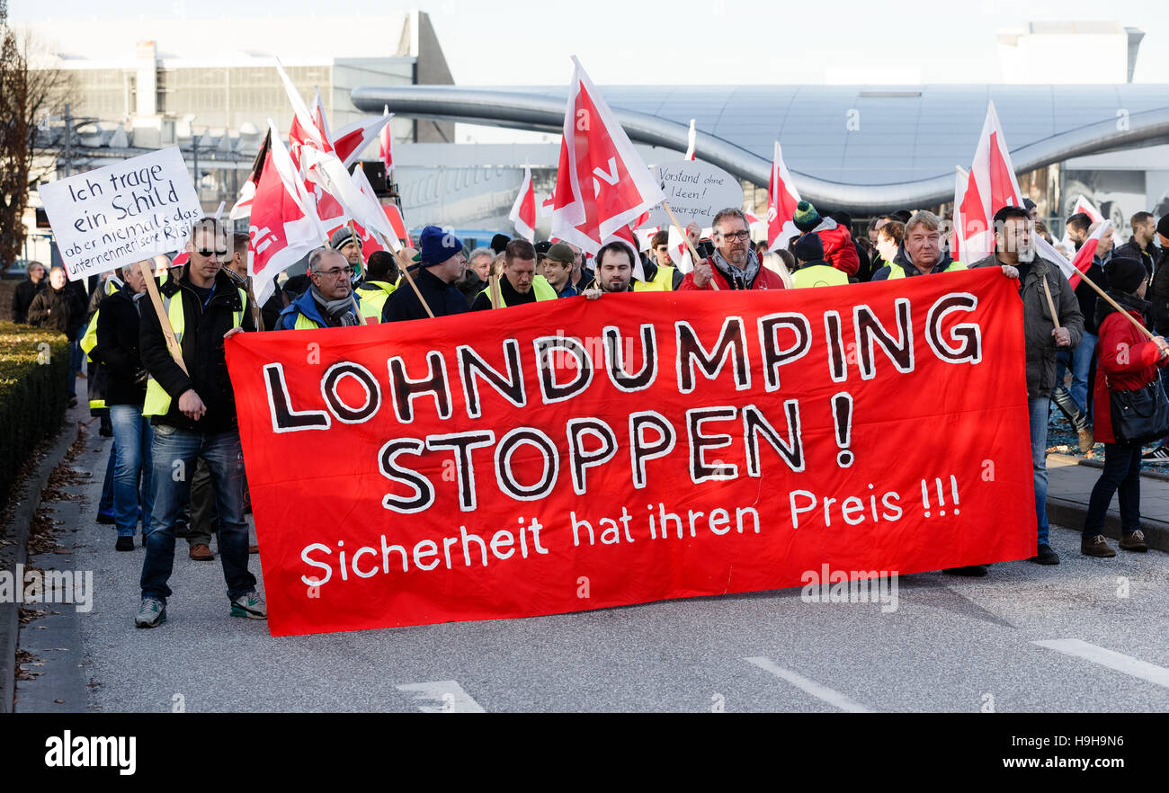 Hamburg, Germany. 24th Nov, 2016. Employees of Lufthansa Technik holding a banner that reads 'Lohndumping Stoppen! Sicherheit hat ihren Preis!' (lit. stop wage dumping! safety has its price) during a demonstration against the company management's policy of cuts, in Hamburg, Germany, 24 November 2016. Photo: Markus Scholz/dpa/Alamy Live News Stock Photo