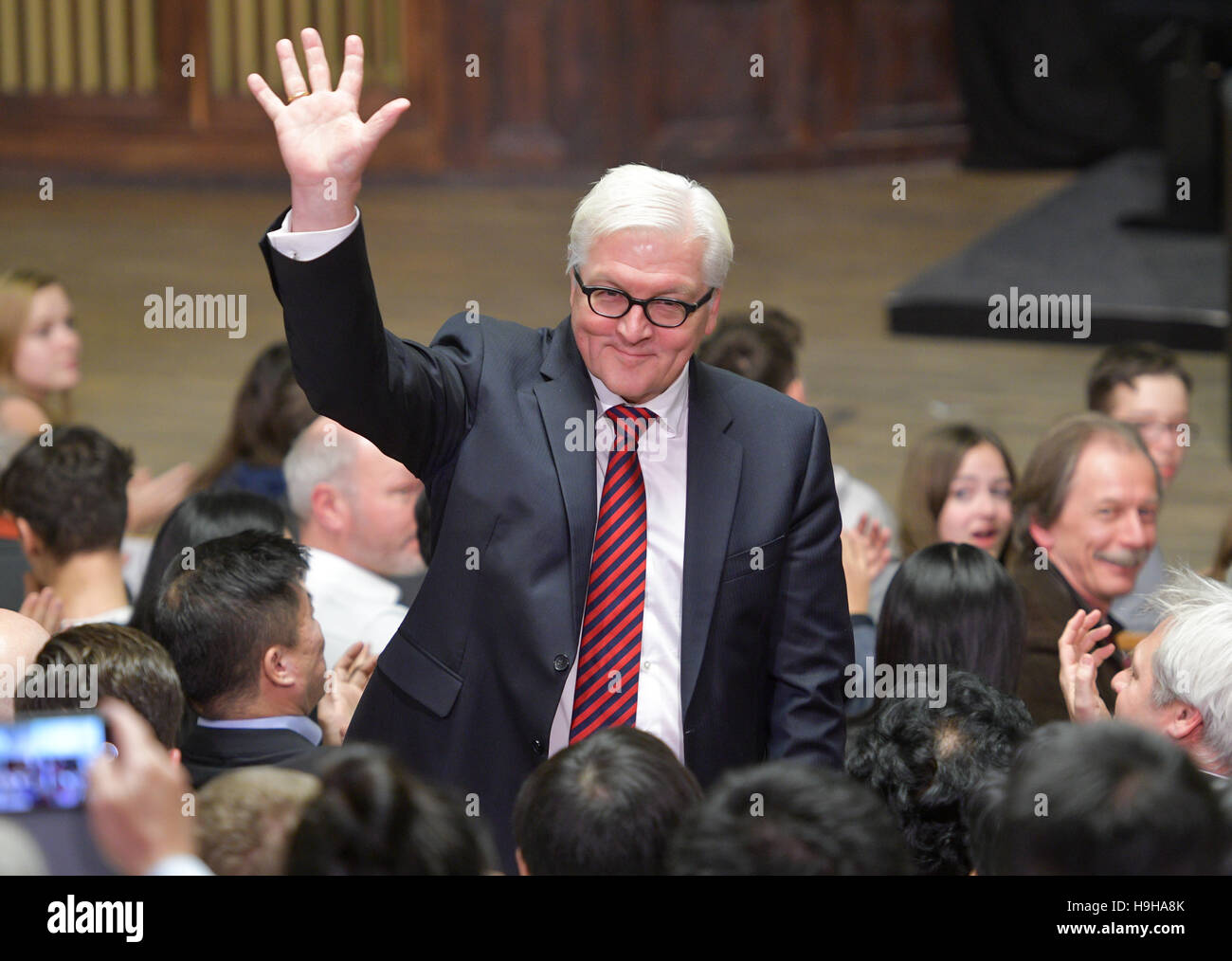 Hamburg, Germany. 24th Nov, 2016. German Foreign Minister Frank-Walter Steinmeier (SPD) waves in lecture hall A of Hamburg University in Hamburg, Germany, 24 November 2016. Steinmeier (SPD) and Chinese Vice Premier Liu Yandong attended the closing event for the Deutsch-Chinesisches Jahr fuer Schueler- und Jugendaustausch (lit. German-Chinese year of pupil and youth exchange.) Photo: Axel Heimken/dpa/Alamy Live News Stock Photo