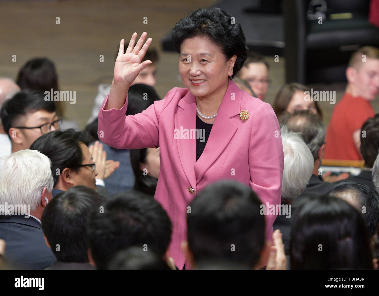 Hamburg, Germany. 24th Nov, 2016. Chinese Vice Premier Liu Yandong is greeted by students in lecture hall A of Hamburg University in Hamburg, Germany, 24 November 2016. German Foreign Minister Steinmeier (SPD) and Liu Yandong attended the closing event for the Deutsch-Chinesisches Jahr fuer Schueler- und Jugendaustausch (lit. German-Chinese year of pupil and youth exchange.) Photo: Axel Heimken/dpa/Alamy Live News Stock Photo
