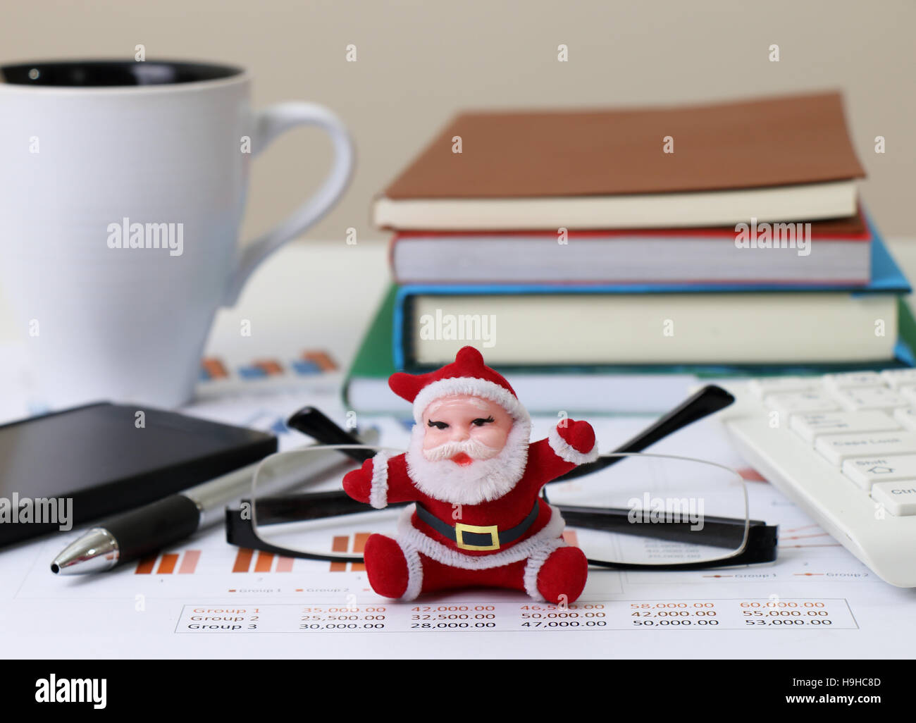 Business report desk hi-res stock photography and images - Alamy