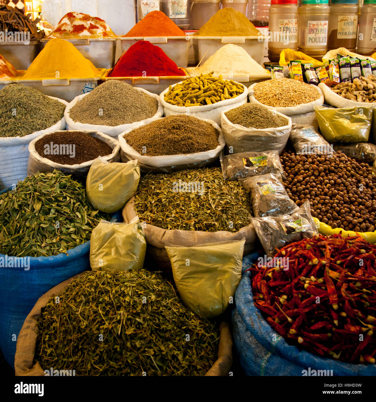 Market stand in Meknes, Marocco. Opulent spice backdrop: whether cinnamon bark, bay leaf, turmeric or chilli pepper, the fragrances pile up at Moroccan spice markets Stock Photo