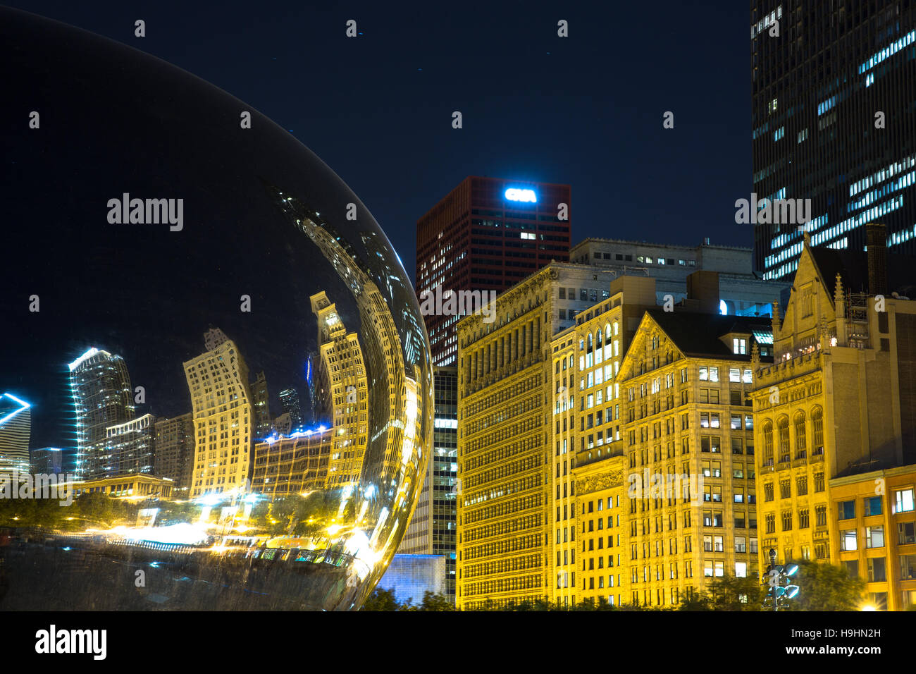 Cloud Gate/The Bean in Millennium Park reflecting the Chicago skyline