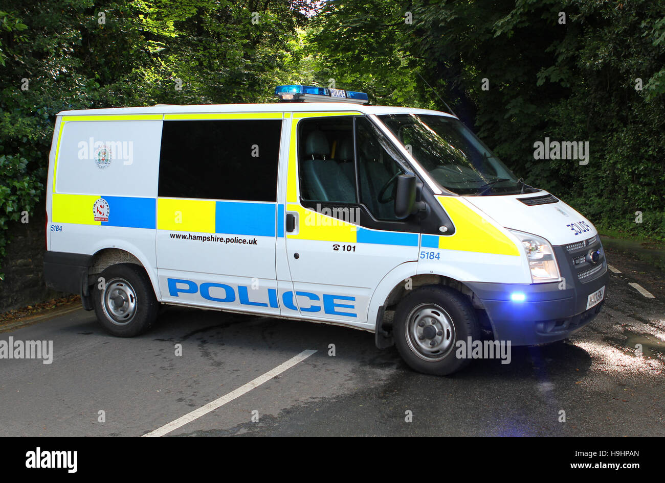 Hampshire Constabulary Ford Transit van blocking the road whilst using blue lights at Puckpool Hill on the Isle of Wight Stock Photo
