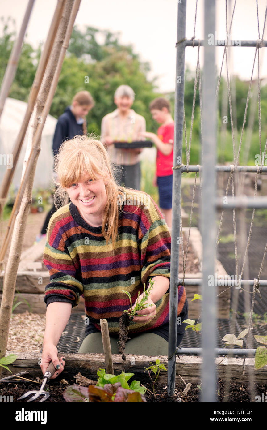 Kids community garden project hi-res stock photography and images - Alamy