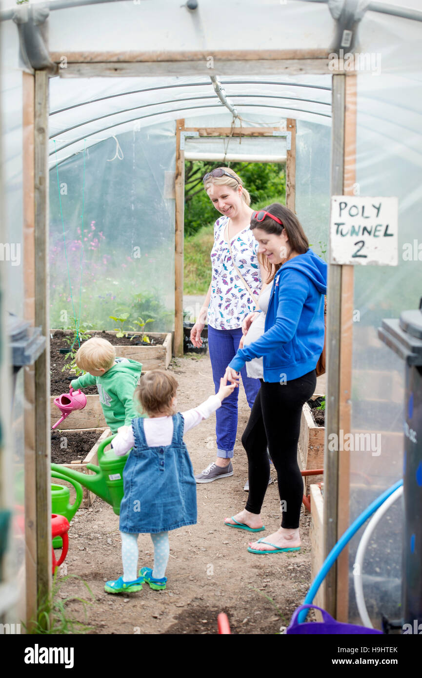 Kids community garden hi-res stock photography and images - Alamy