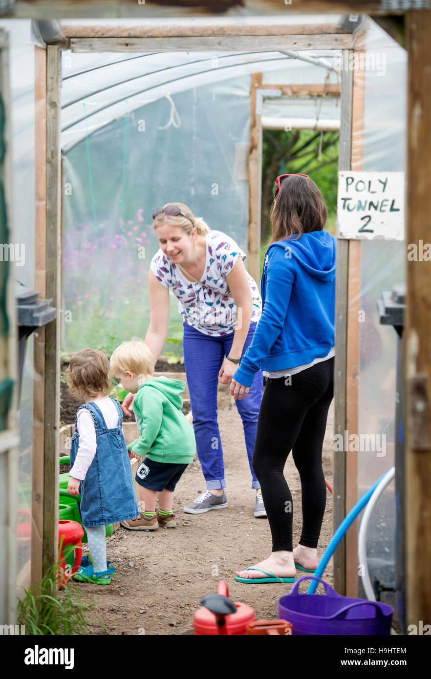 Children community gardening hi-res stock photography and images - Alamy