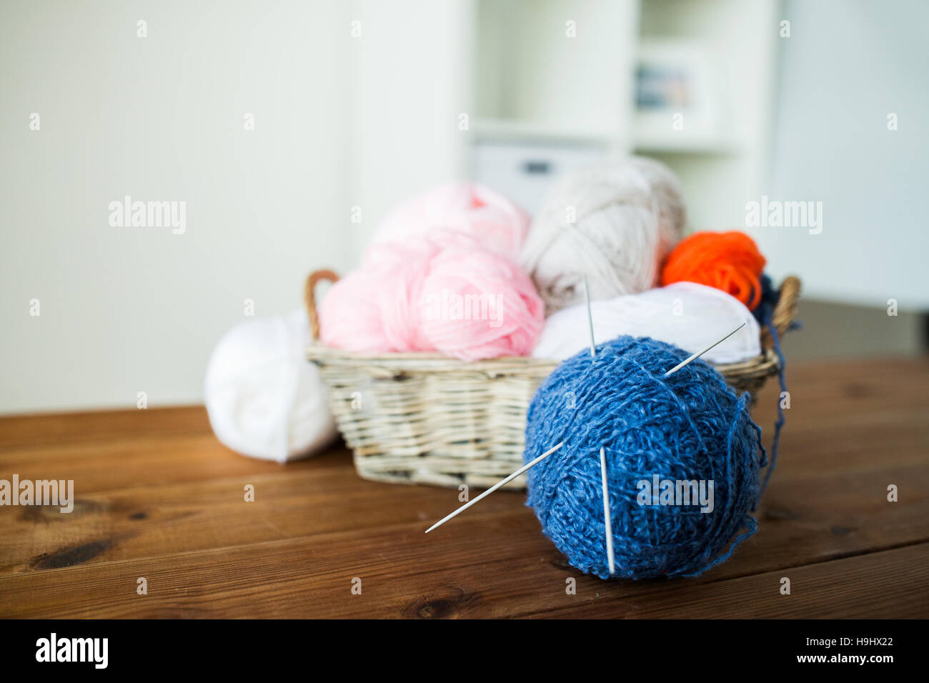 basket with knitting needles and balls of yarn Stock Photo - Alamy