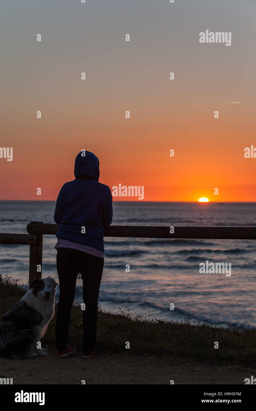 Girl watching sunset hi-res stock photography and images - Alamy