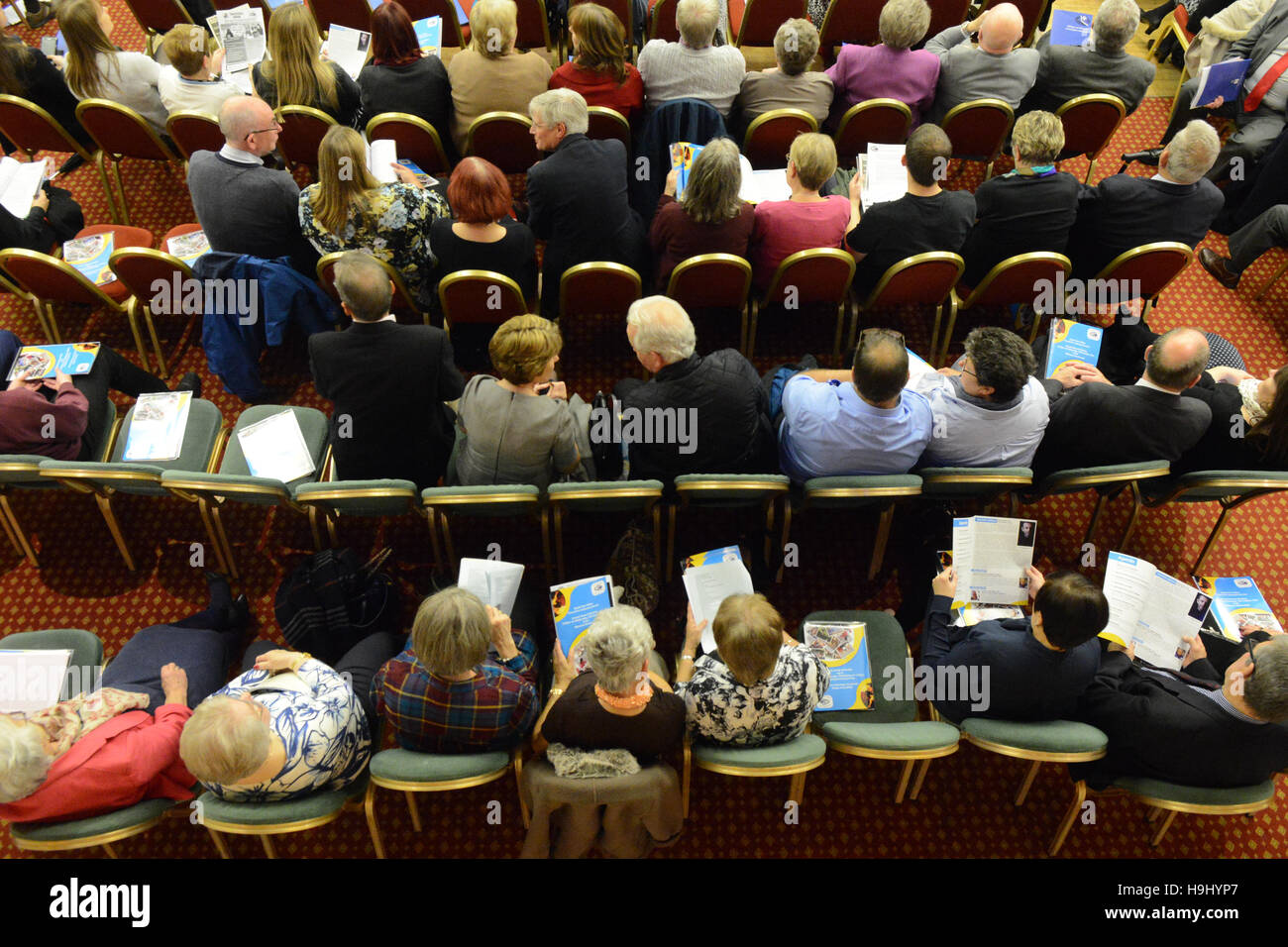 Crowded room hi-res stock photography and images - Alamy