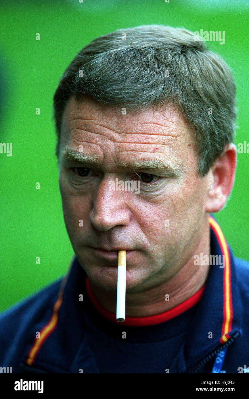 JAVIER CLEMENTE SPAIN FOOTBALL MANAGER 17 June 1998 Stock Photo - Alamy