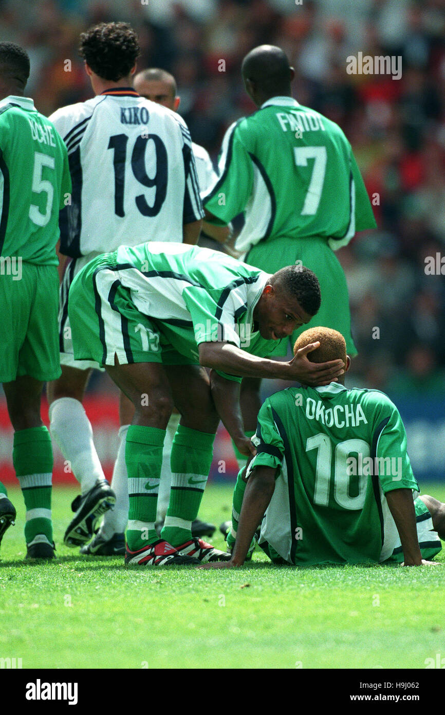 SUNDAY OLISEH & JAY-JAY OKOCHA SPAIN V NIGERIA 17 June 1998 Stock Photo