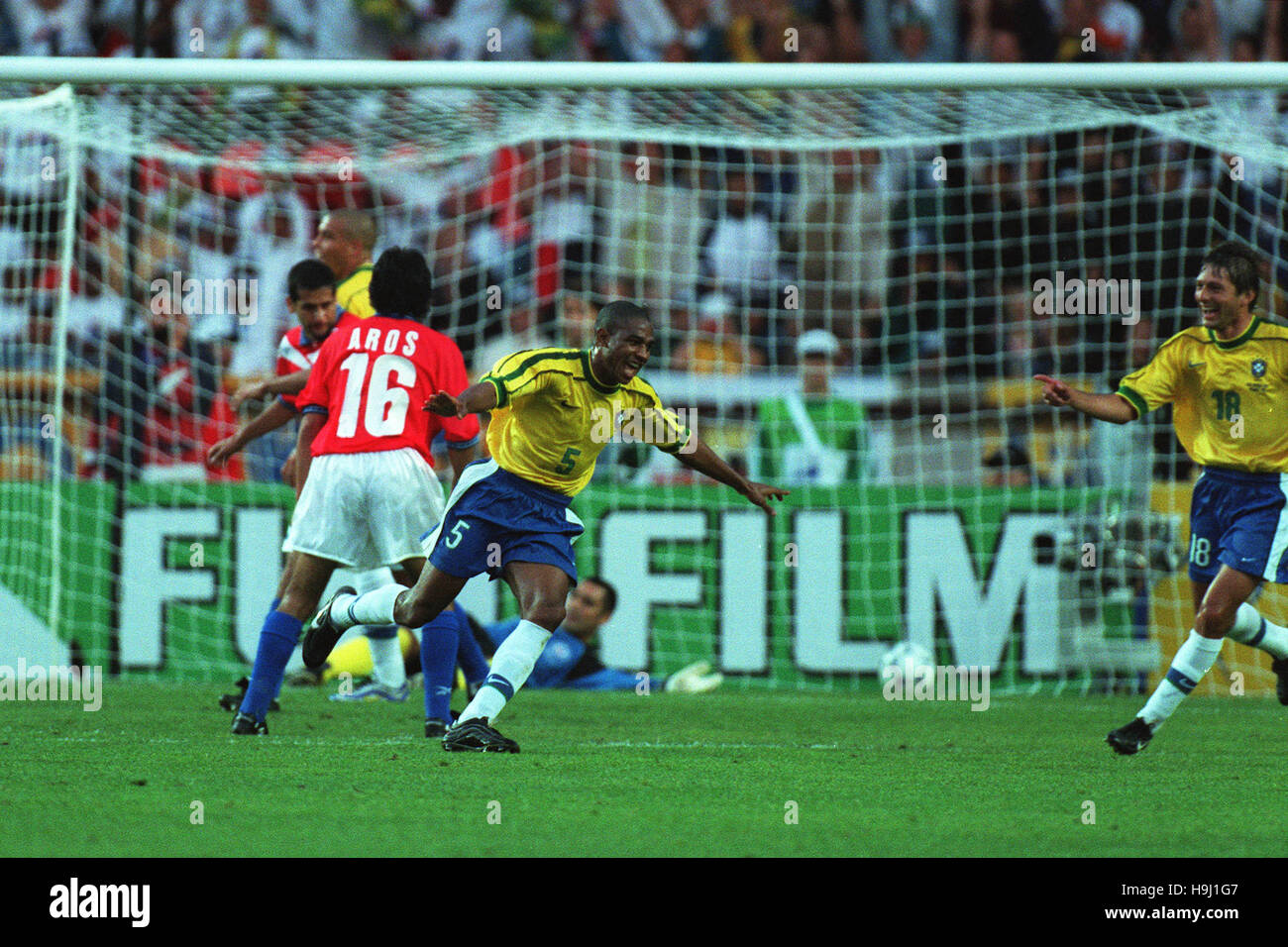 CESAR SAMPAIO CELEBRATES GOAL BRAZIL V CHILE 30 June 1998 Stock Photo