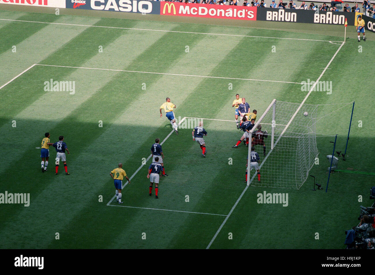 CESAR SAMPAIO SCORES OPENER BRAZIL V SCOTLAND 10 June 1998 Stock Photo