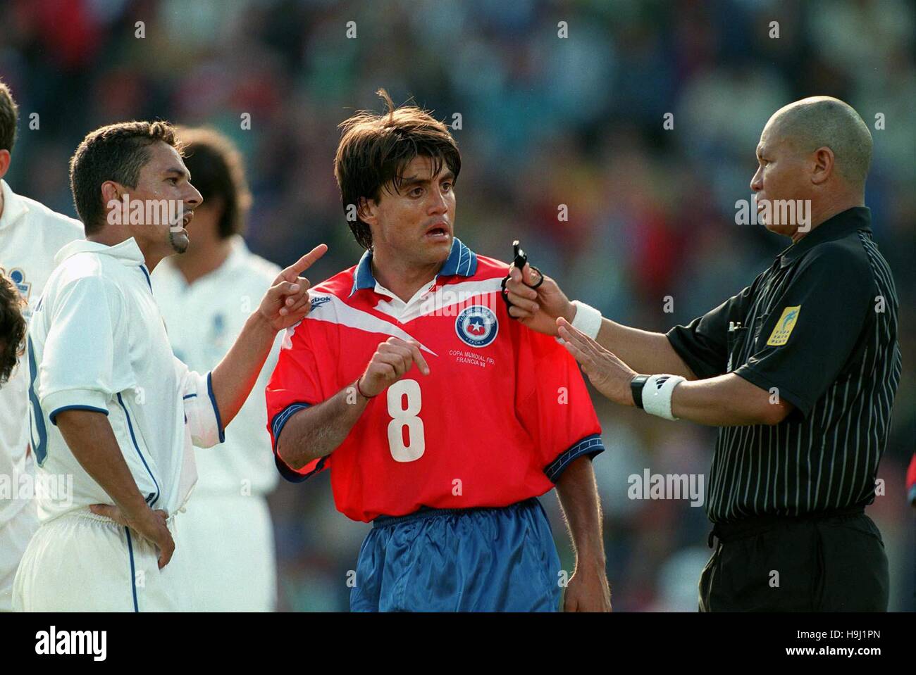 Baggio salvou a Itália na estreia contra o Chile em 98