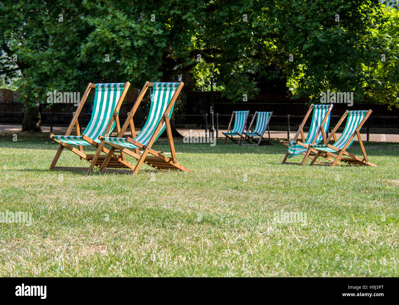 Deck chairs set out in London's Green Park Stock Photo - Alamy