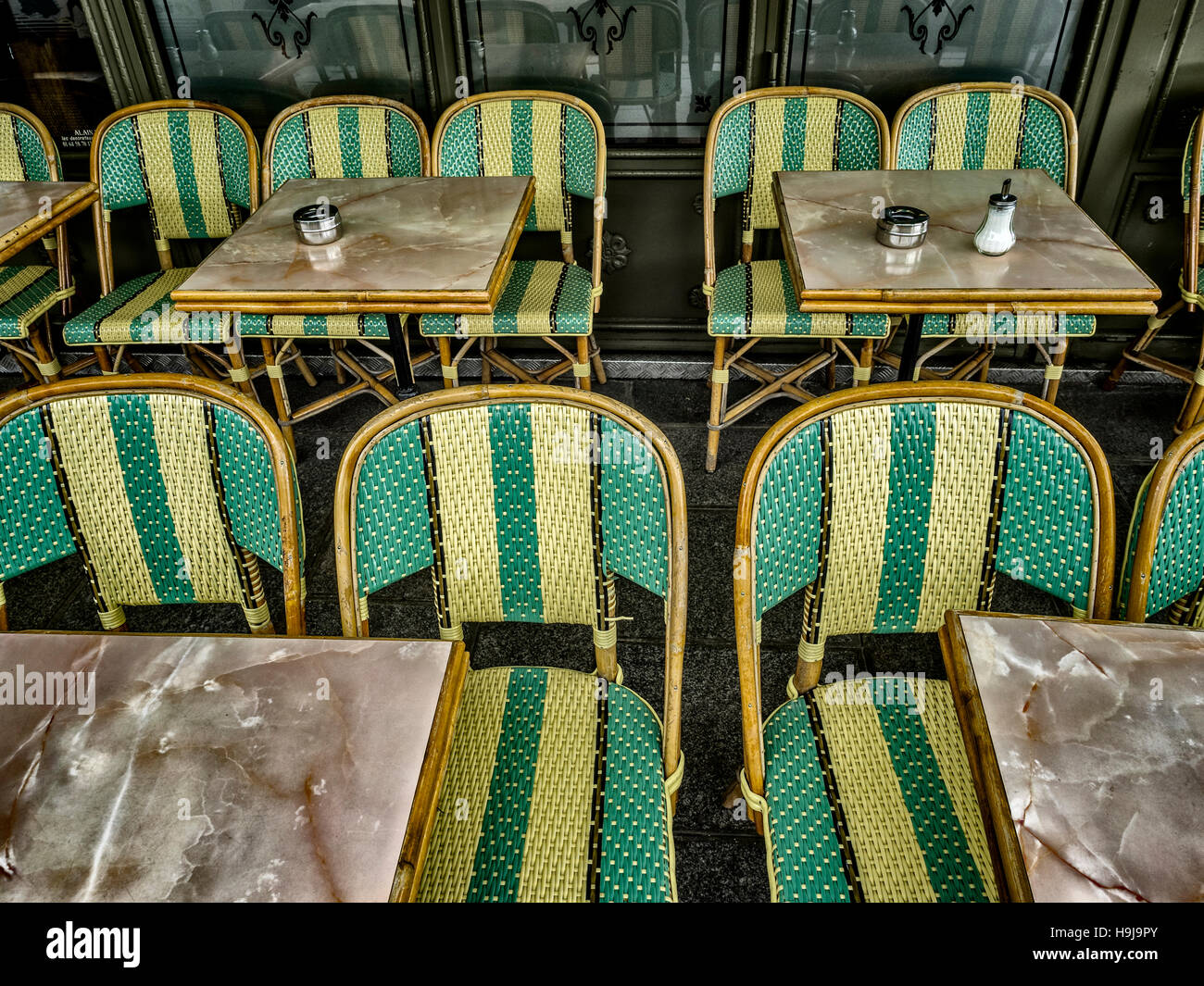 Outdoor restaurant seating in Paris, France Stock Photo Alamy