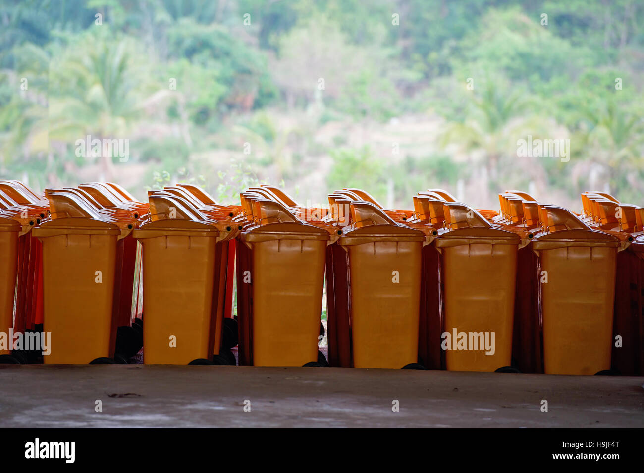 yellow recycling bin Stock Photo Alamy